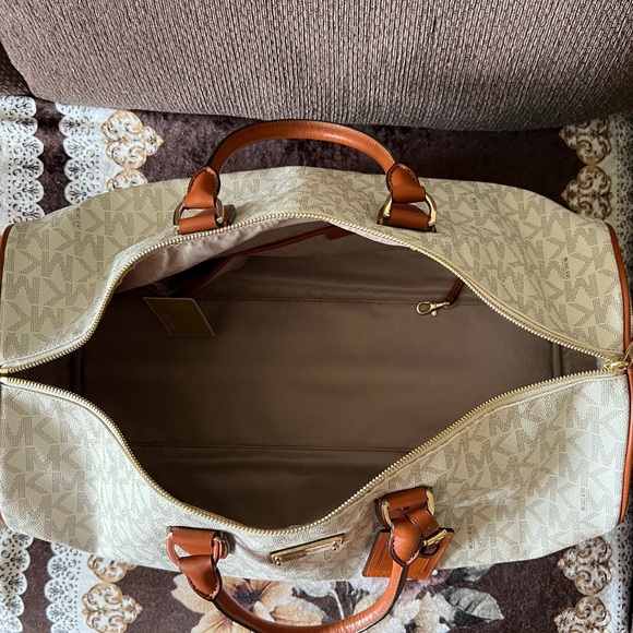 MICHAEL KORS Jet Set Large Vanilla Adjustable Strap Weekender Duffle Bag NWT - Picture 9 of 15